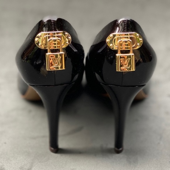 LOUIS VUITTON patent leather lock pumps - Picture 5 of 10